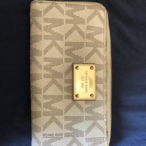 Micheal Kors zip wallet